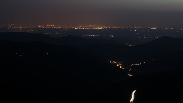 Dieses Bild zeigt eine Webcam-Aufnahme vom Achertal, aufgenommen am Freitag, den 13.06.2025 um 22:50 Uhr. Die Temperatur betrug 20.9°C.