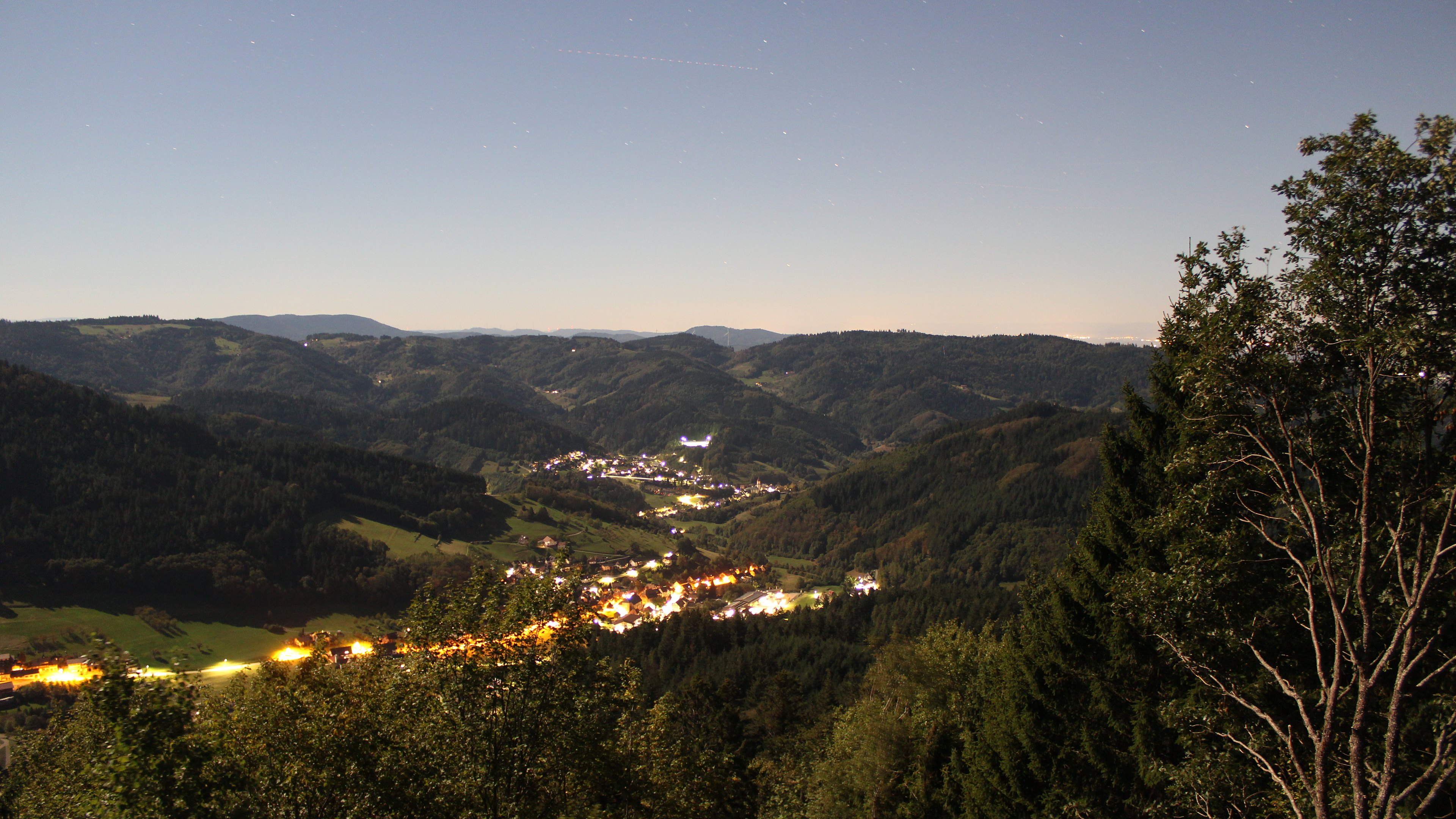 Dieses Bild zeigt eine Webcam-Aufnahme vom Achertal, aufgenommen am Freitag, den 25.09.2026 um 23:30 Uhr. Die Temperatur betrug 17°C.