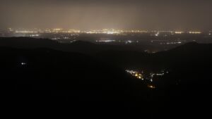 Dieses Bild zeigt eine Webcam-Aufnahme vom Achertal, aufgenommen am Samstag, den 15.11.2025 um 02:30 Uhr. Die Temperatur betrug 12.2°C.