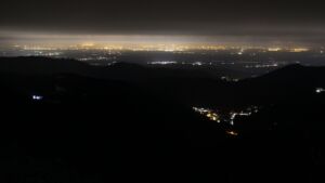 Dieses Bild zeigt eine Webcam-Aufnahme vom Achertal, aufgenommen am Freitag, den 28.11.2025 um 00:30 Uhr. Die Temperatur betrug -0.6°C.