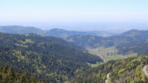 Dieses Bild zeigt eine Webcam-Aufnahme vom Achertal, aufgenommen am Samstag, den 25.04.2026 um 14:00 Uhr. Die Temperatur betrug 13.5°C.