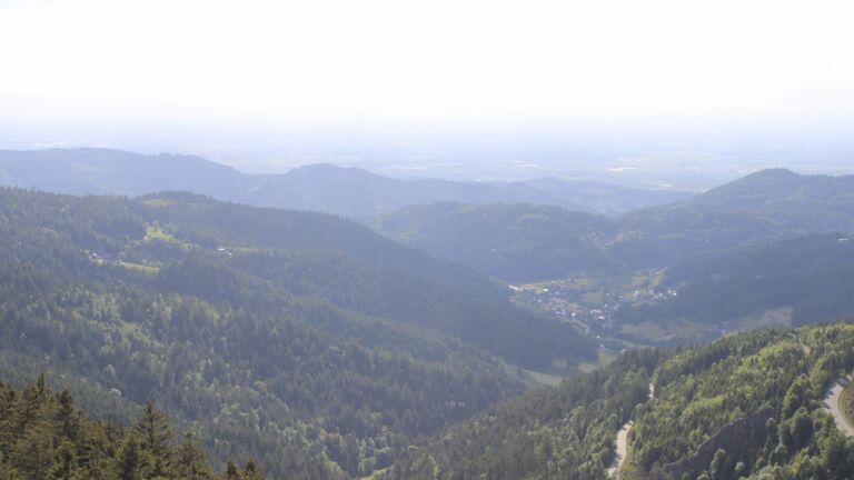 Dieses Bild zeigt eine Webcam-Aufnahme vom Achertal, aufgenommen am Freitag, den 23.05.2025 um 18:10 Uhr. Die Temperatur betrug 7.9°C.