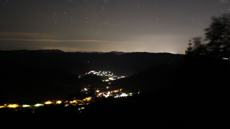 Dieses Bild zeigt eine Webcam-Aufnahme vom Achertal, aufgenommen am Montag, den 20.07.2026 um 02:30 Uhr. Die Temperatur betrug 13.8°C.