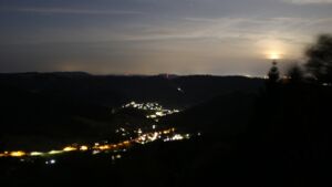 Dieses Bild zeigt eine Webcam-Aufnahme vom Achertal, aufgenommen am Donnerstag, den 27.08.2026 um 05:10 Uhr. Die Temperatur betrug 22.7°C.