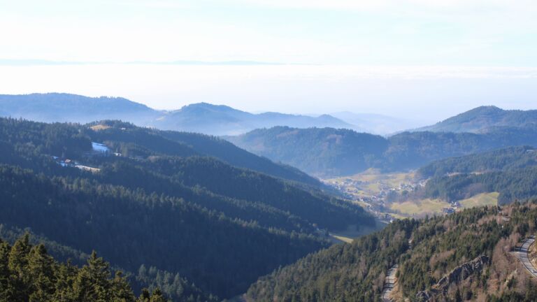 Dieses Bild zeigt eine Webcam-Aufnahme vom Achertal, aufgenommen am Donnerstag, den 05.02.2026 um 14:40 Uhr. Die Temperatur betrug 9.4°C.