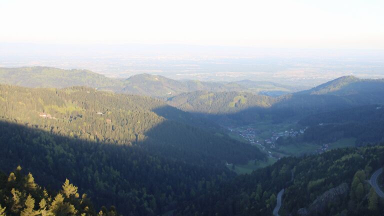 Dieses Bild zeigt eine Webcam-Aufnahme vom Achertal, aufgenommen am Freitag, den 24.04.2026 um 07:10 Uhr. Die Temperatur betrug 10.6°C.