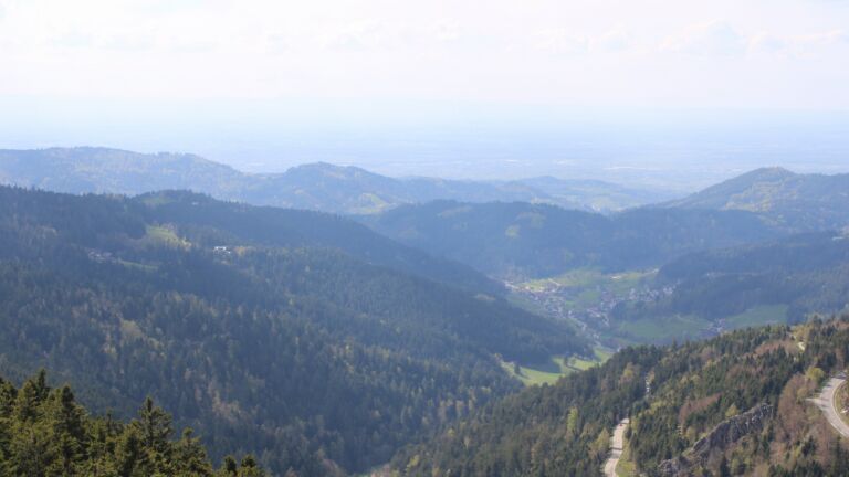 Dieses Bild zeigt eine Webcam-Aufnahme vom Achertal, aufgenommen am Freitag, den 17.04.2026 um 15:40 Uhr. Die Temperatur betrug 16.6°C.