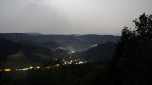 Dieses Bild zeigt eine Webcam-Aufnahme vom Achertal, aufgenommen am Freitag, den 28.08.2026 um 03:30 Uhr. Die Temperatur betrug 18.6°C.