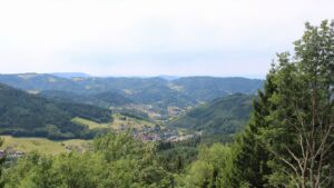 Dieses Bild zeigt eine Webcam-Aufnahme vom Achertal, aufgenommen am Samstag, den 25.07.2026 um 13:40 Uhr. Die Temperatur betrug 28.2°C.