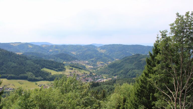 Dieses Bild zeigt eine Webcam-Aufnahme vom Achertal, aufgenommen am Samstag, den 25.07.2026 um 13:40 Uhr. Die Temperatur betrug 28.2°C.