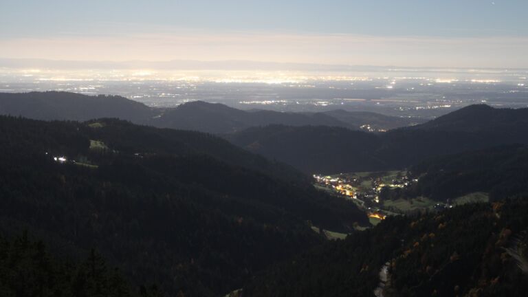 Dieses Bild zeigt eine Webcam-Aufnahme vom Achertal, aufgenommen am Dienstag, den 04.11.2025 um 03:30 Uhr. Die Temperatur betrug 7.1°C.