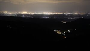 Dieses Bild zeigt eine Webcam-Aufnahme vom Achertal, aufgenommen am Montag, den 19.05.2025 um 23:20 Uhr. Die Temperatur betrug 11.4°C.