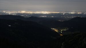 Dieses Bild zeigt eine Webcam-Aufnahme vom Achertal, aufgenommen am Montag, den 27.04.2026 um 01:00 Uhr. Die Temperatur betrug 9.2°C.