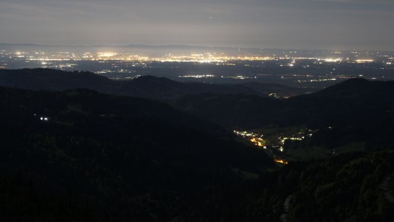 Dieses Bild zeigt eine Webcam-Aufnahme vom Achertal, aufgenommen am Montag, den 27.04.2026 um 01:00 Uhr. Die Temperatur betrug 9.2°C.