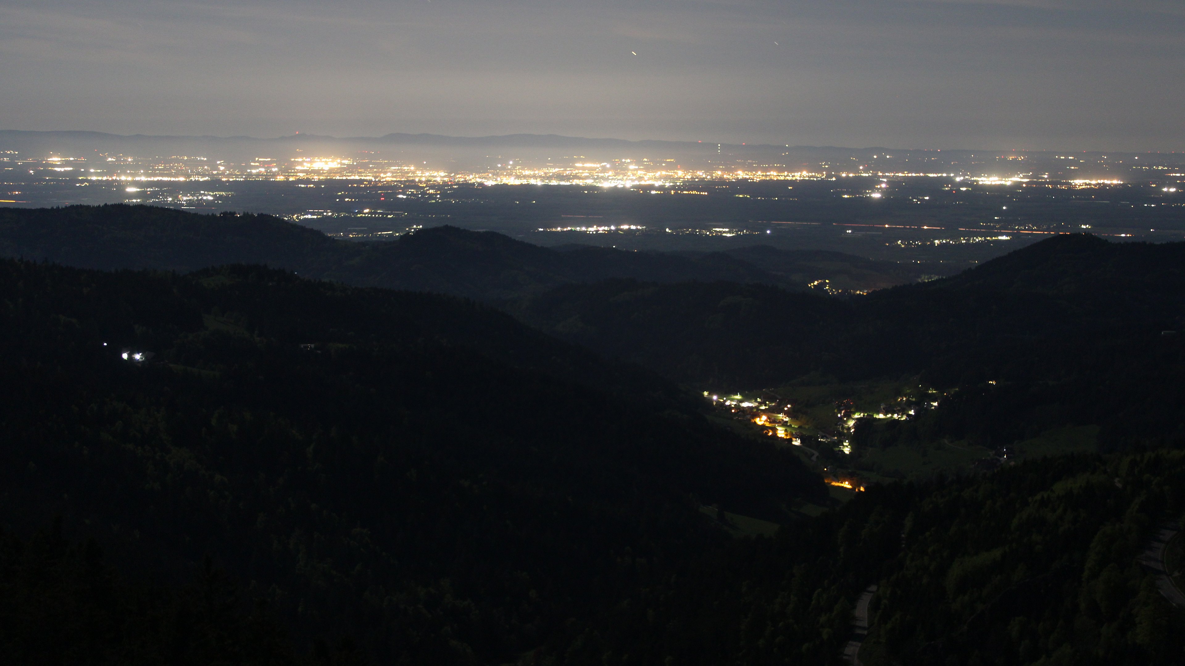 Dieses Bild zeigt eine Webcam-Aufnahme vom Achertal, aufgenommen am Montag, den 27.04.2026 um 01:00 Uhr. Die Temperatur betrug 9.2°C.