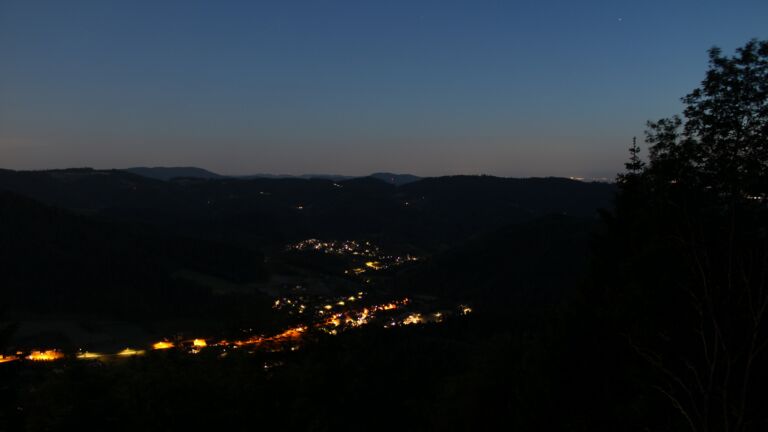Dieses Bild zeigt eine Webcam-Aufnahme vom Achertal, aufgenommen am Donnerstag, den 28.05.2026 um 22:30 Uhr. Die Temperatur betrug 18.6°C.
