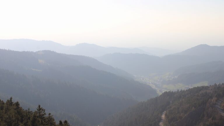 Dieses Bild zeigt eine Webcam-Aufnahme vom Achertal, aufgenommen am Donnerstag, den 19.03.2026 um 17:10 Uhr. Die Temperatur betrug 7.9°C.