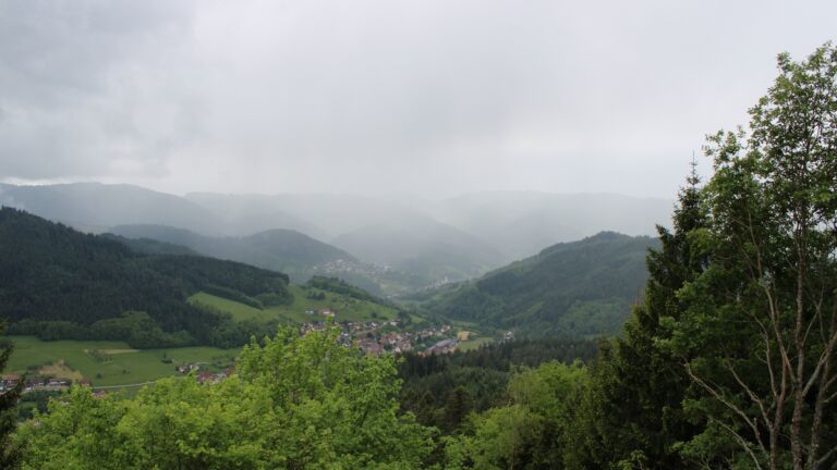 Dieses Bild zeigt eine Webcam-Aufnahme vom Achertal, aufgenommen am Freitag, den 15.05.2026 um 13:40 Uhr. Die Temperatur betrug 7.6°C.