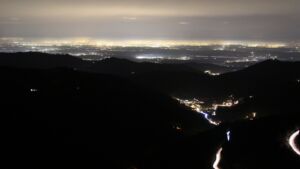 Dieses Bild zeigt eine Webcam-Aufnahme vom Achertal, aufgenommen am Samstag, den 20.12.2025 um 18:30 Uhr. Die Temperatur betrug 8.9°C.