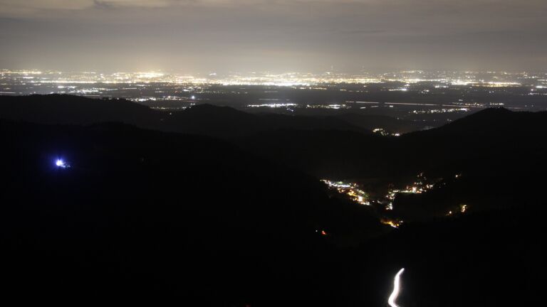 Dieses Bild zeigt eine Webcam-Aufnahme vom Achertal, aufgenommen am Freitag, den 19.12.2025 um 06:00 Uhr. Die Temperatur betrug 7.1°C.