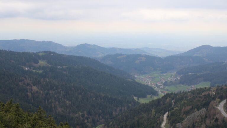 Dieses Bild zeigt eine Webcam-Aufnahme vom Achertal, aufgenommen am Mittwoch, den 15.04.2026 um 16:10 Uhr. Die Temperatur betrug 9.1°C.