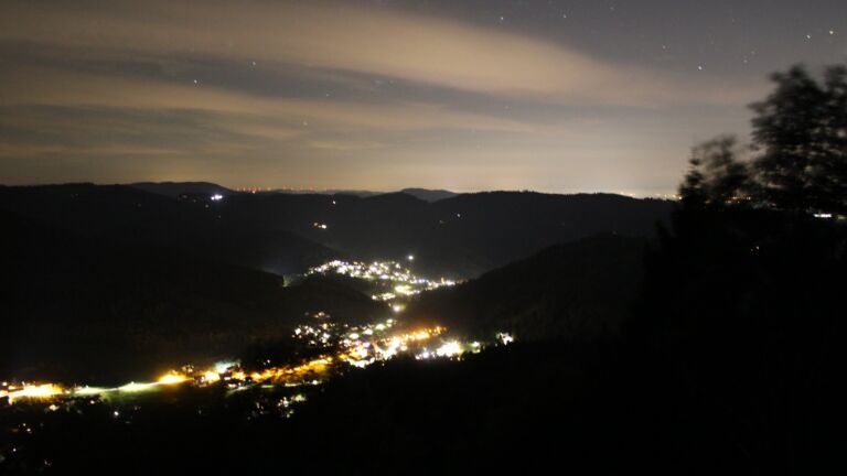 Dieses Bild zeigt eine Webcam-Aufnahme vom Achertal, aufgenommen am Samstag, den 03.10.2026 um 21:30 Uhr. Die Temperatur betrug 16°C.