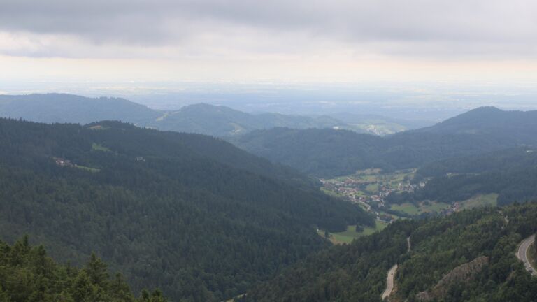 Dieses Bild zeigt eine Webcam-Aufnahme vom Achertal, aufgenommen am Donnerstag, den 31.07.2025 um 12:50 Uhr. Die Temperatur betrug 12°C.