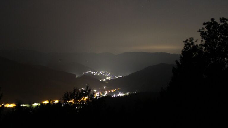 Dieses Bild zeigt eine Webcam-Aufnahme vom Achertal, aufgenommen am Montag, den 17.08.2026 um 03:30 Uhr. Die Temperatur betrug 19.4°C.