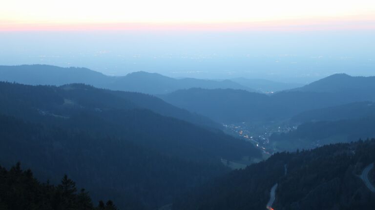 Dieses Bild zeigt eine Webcam-Aufnahme vom Achertal, aufgenommen am Montag, den 23.03.2026 um 19:10 Uhr. Die Temperatur betrug 5.8°C.