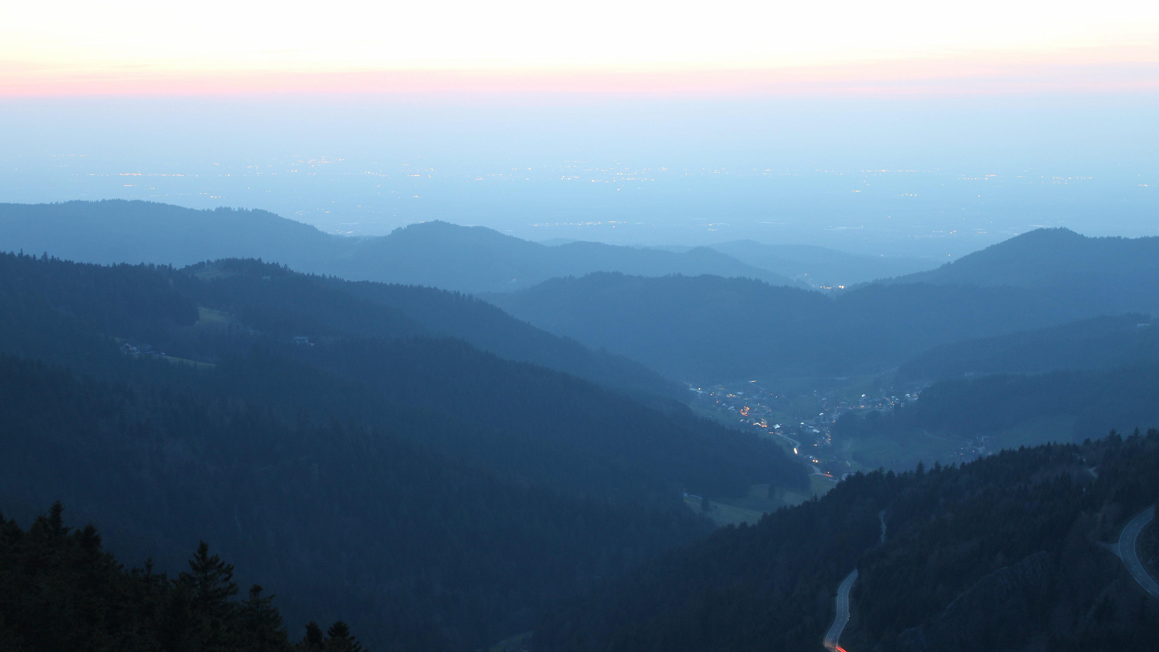 Dieses Bild zeigt eine Webcam-Aufnahme vom Achertal, aufgenommen am Montag, den 23.03.2026 um 19:10 Uhr. Die Temperatur betrug 5.8°C.