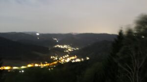 Dieses Bild zeigt eine Webcam-Aufnahme vom Achertal, aufgenommen am Donnerstag, den 27.08.2026 um 21:50 Uhr. Die Temperatur betrug 26.7°C.