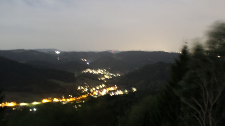 Dieses Bild zeigt eine Webcam-Aufnahme vom Achertal, aufgenommen am Donnerstag, den 27.08.2026 um 21:50 Uhr. Die Temperatur betrug 26.7°C.