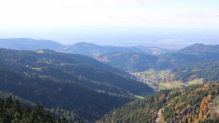 Dieses Bild zeigt eine Webcam-Aufnahme vom Achertal, aufgenommen am Donnerstag, den 30.10.2025 um 14:10 Uhr. Die Temperatur betrug 6.8°C.