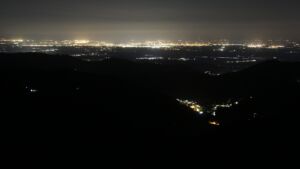 Dieses Bild zeigt eine Webcam-Aufnahme vom Achertal, aufgenommen am Montag, den 25.08.2025 um 23:00 Uhr. Die Temperatur betrug 15.2°C.