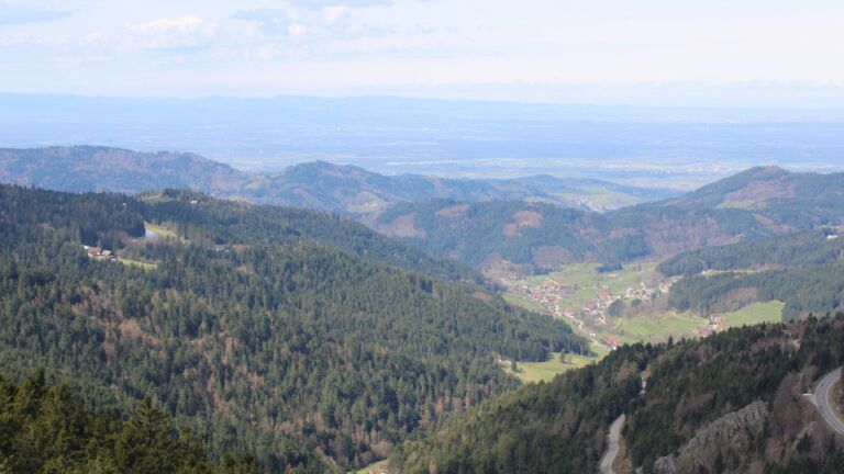 Dieses Bild zeigt eine Webcam-Aufnahme vom Achertal, aufgenommen am Sonntag, den 05.04.2026 um 12:00 Uhr. Die Temperatur betrug 12.8°C.