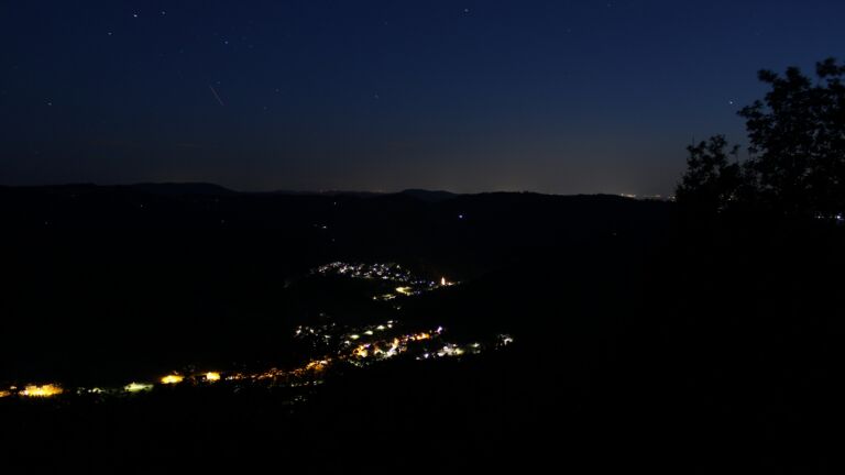 Dieses Bild zeigt eine Webcam-Aufnahme vom Achertal, aufgenommen am Donnerstag, den 06.08.2026 um 22:20 Uhr. Die Temperatur betrug 18.4°C.