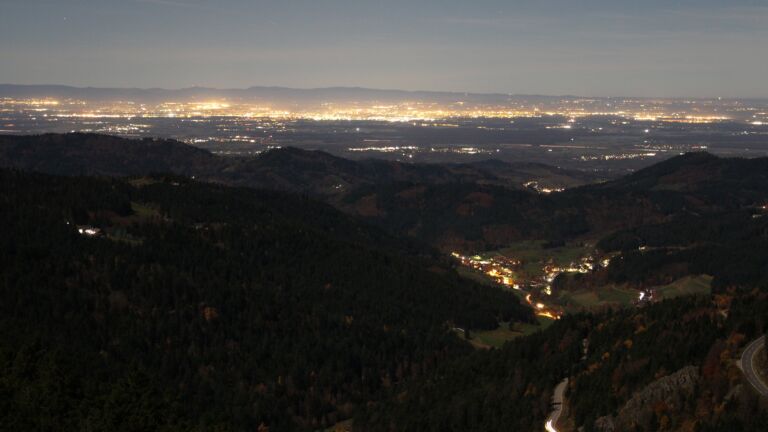 Dieses Bild zeigt eine Webcam-Aufnahme vom Achertal, aufgenommen am Dienstag, den 04.11.2025 um 22:00 Uhr. Die Temperatur betrug 13.6°C.