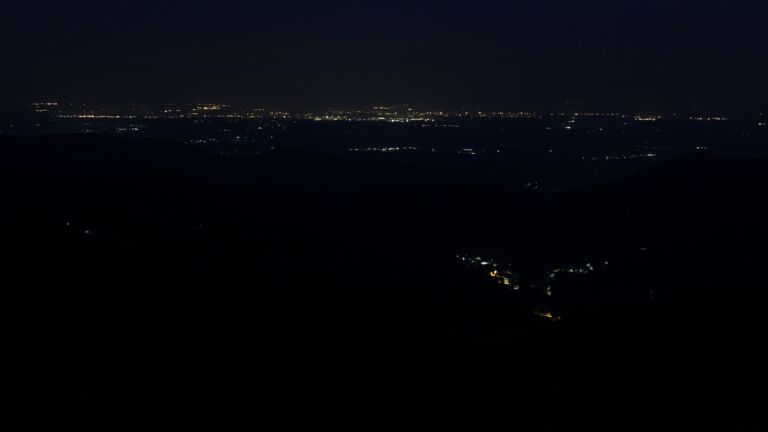 Dieses Bild zeigt eine Webcam-Aufnahme vom Achertal, aufgenommen am Donnerstag, den 19.06.2025 um 03:50 Uhr. Die Temperatur betrug 17°C.