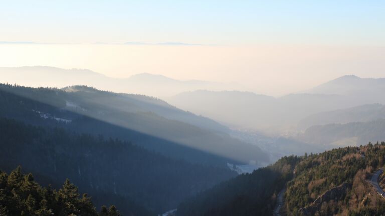 Dieses Bild zeigt eine Webcam-Aufnahme vom Achertal, aufgenommen am Samstag, den 27.12.2025 um 15:30 Uhr. Die Temperatur betrug 5.1°C.