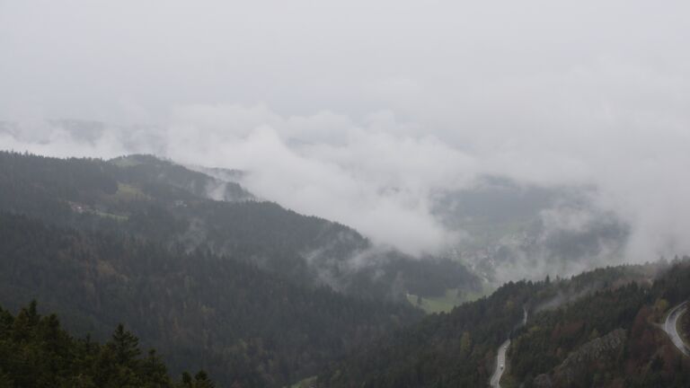 Dieses Bild zeigt eine Webcam-Aufnahme vom Achertal, aufgenommen am Sonntag, den 12.04.2026 um 14:40 Uhr. Die Temperatur betrug 2.4°C.