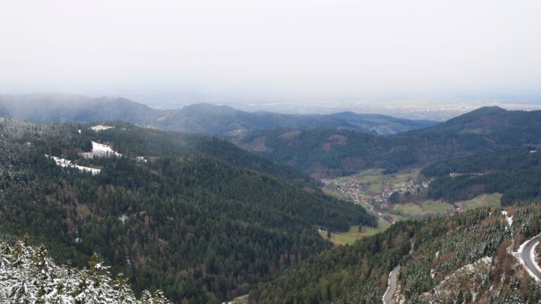 Dieses Bild zeigt eine Webcam-Aufnahme vom Achertal, aufgenommen am Freitag, den 28.11.2025 um 10:10 Uhr. Die Temperatur betrug 2.8°C.