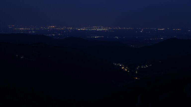 Dieses Bild zeigt eine Webcam-Aufnahme vom Achertal, aufgenommen am Samstag, den 14.06.2025 um 04:10 Uhr. Die Temperatur betrug 24°C.