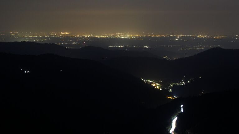 Dieses Bild zeigt eine Webcam-Aufnahme vom Achertal, aufgenommen am Freitag, den 15.08.2025 um 22:10 Uhr. Die Temperatur betrug 21.7°C.