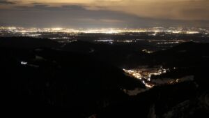 Dieses Bild zeigt eine Webcam-Aufnahme vom Achertal, aufgenommen am Montag, den 12.01.2026 um 22:30 Uhr. Die Temperatur betrug 3.9°C.