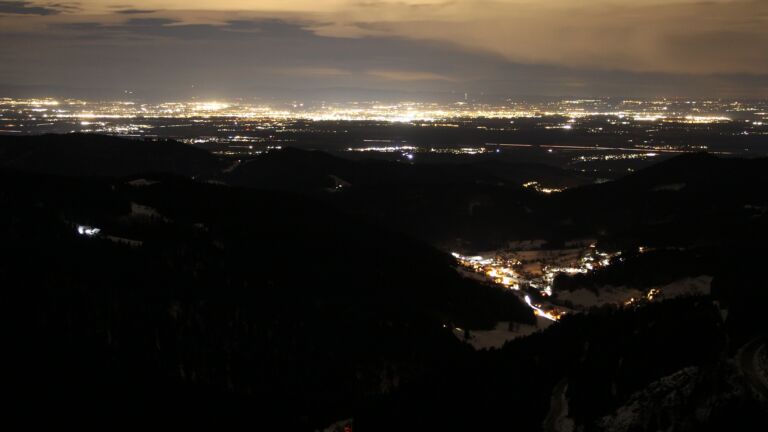 Dieses Bild zeigt eine Webcam-Aufnahme vom Achertal, aufgenommen am Montag, den 12.01.2026 um 22:30 Uhr. Die Temperatur betrug 3.9°C.