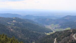 Dieses Bild zeigt eine Webcam-Aufnahme vom Achertal, aufgenommen am Sonntag, den 05.04.2026 um 15:50 Uhr. Die Temperatur betrug 11.8°C.