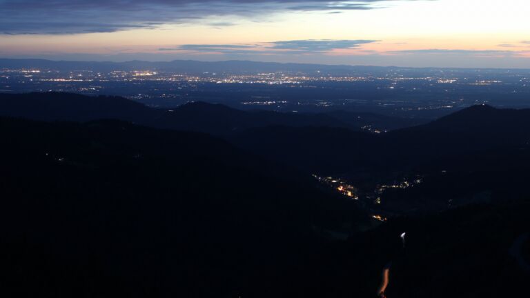 Dieses Bild zeigt eine Webcam-Aufnahme vom Achertal, aufgenommen am Freitag, den 23.05.2025 um 22:10 Uhr. Die Temperatur betrug 5.2°C.