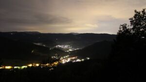 Dieses Bild zeigt eine Webcam-Aufnahme vom Achertal, aufgenommen am Freitag, den 17.07.2026 um 23:00 Uhr. Die Temperatur betrug 15.1°C.