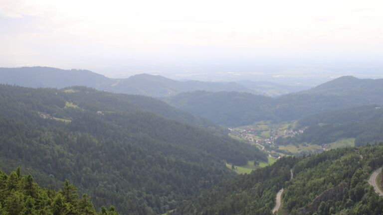 Dieses Bild zeigt eine Webcam-Aufnahme vom Achertal, aufgenommen am Samstag, den 07.06.2025 um 17:40 Uhr. Die Temperatur betrug 10.8°C.