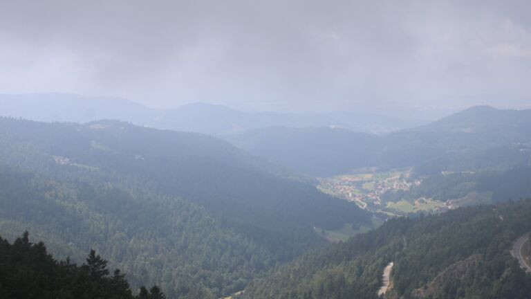Dieses Bild zeigt eine Webcam-Aufnahme vom Achertal, aufgenommen am Samstag, den 26.07.2025 um 13:30 Uhr. Die Temperatur betrug 15.6°C.